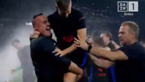 Flick poslao Yamala u svlačionicu pa izgubio živce i počeo urlati i gurati igrače Barcelone!