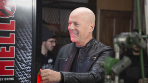 Bruce Willis i Hell Energy se ponovo udružuju i snimaju sa najzgodnijom ženom na svijetu