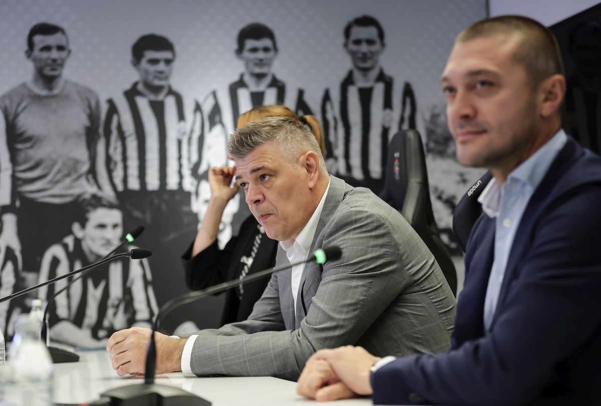 Savi Miloševiću stiglo pet pojačanja i najbolji su pokazatelj u kakvom stanju je Partizan Savi Miloševiću stiglo pet pojačanja i najbolji su pokazatelj u kakvom stanju je Partizan
