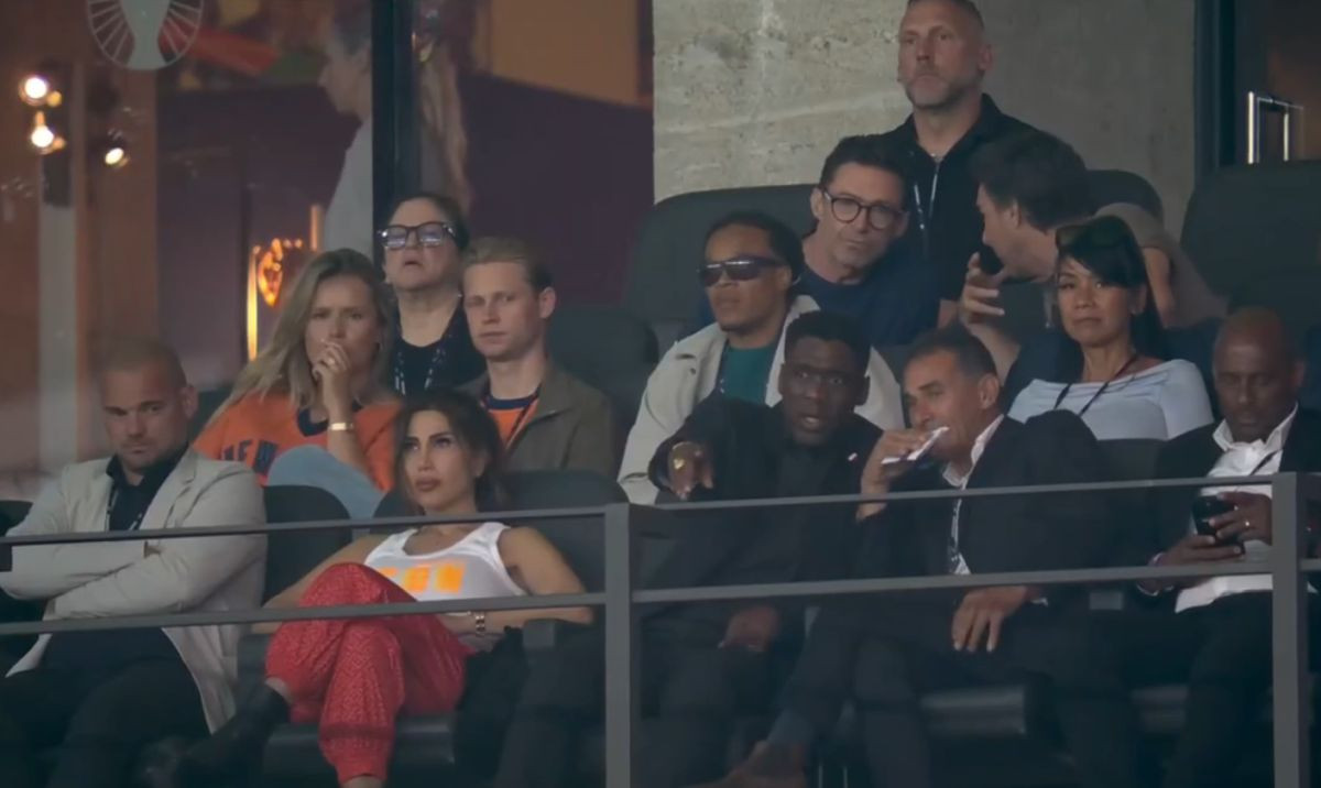 Sneijder čuva pogled kao zmija noge: Ko je dama u bijelom u moru ikona? Samo jedan je smije gledati