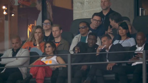 Sneijder čuva pogled kao zmija noge: Ko je dama u bijelom u moru ikona? Samo jedan je smije gledati