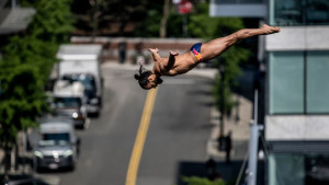 Cliff diving sezona se nastavlja preko puta Eiffelovog tornja
