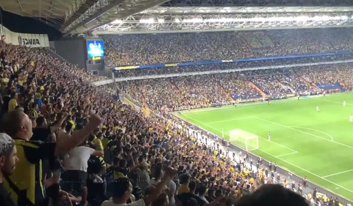 Turska sramota: Dynamo Kyiv slavi, navijači Fenera skandiraju "Vladimir Putin"