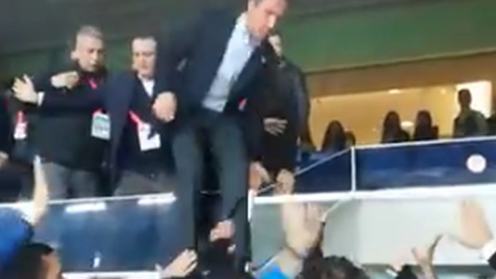 Ludilo nakon velikog turskog derbija, u prvom planu predsjednik Fenerbahčea