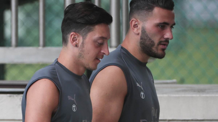 Kolašinac i Ozil došli na trening, ali u pratnji