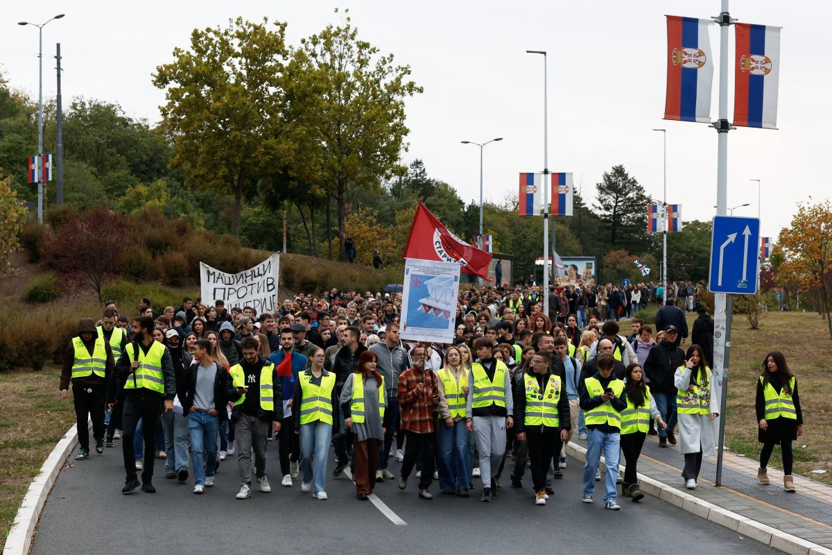 Srbija – Albanija? Leskovac na nogama zbog fudbala, Srbija zbog nestvarnih scena na ulicama Srbija – Albanija? Leskovac na nogama zbog fudbala, Srbija zbog nestvarnih scena na ulicama