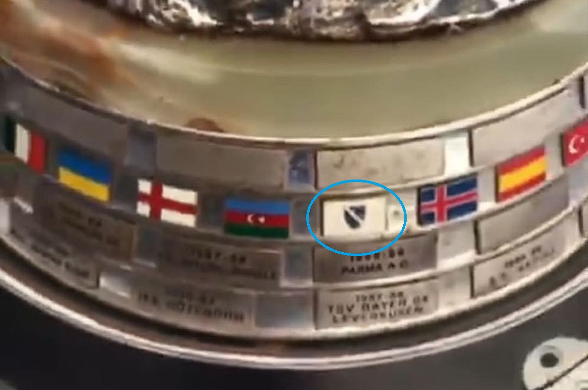 Šta zastava BiH s ljiljanima radi na trofeju Europa lige?