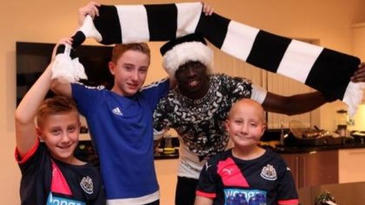 Božićni party: Cisse ugostio navijače Newcastlea