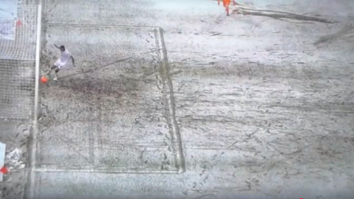 Nesvakidašnja situacija: Igrač pucao na prazan gol, a lopta se zbog snijega zaustavila na gol liniji