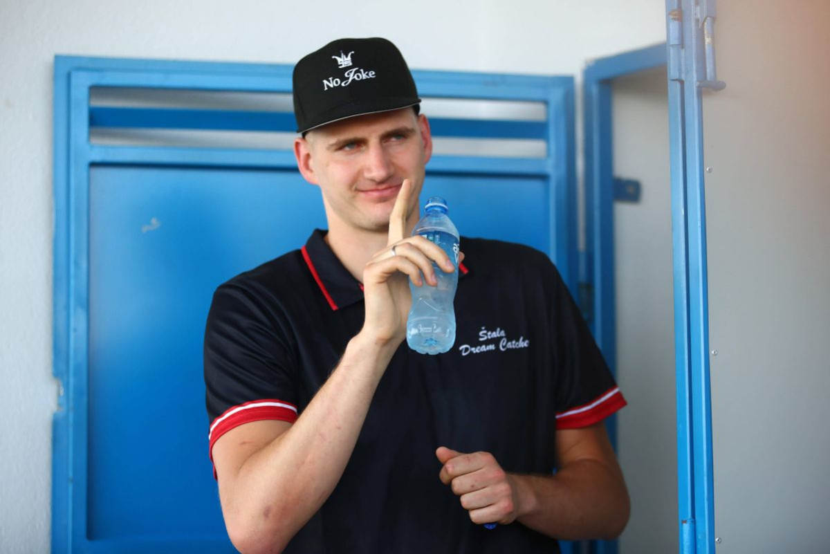 Javio se čovjek kod kojeg je Jokić spavao, a on nije ni znao: "Supruga mi je samo poslala ovu sliku" Javio se čovjek kod kojeg je Jokić spavao, a on nije ni znao: "Supruga mi je samo poslala ovu sliku"