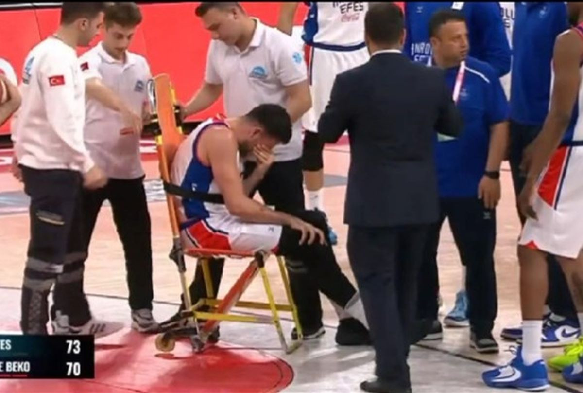 Stravična povreda Srbina: Micić krenuo u dribling pa uplakan u kolicima napustio parket