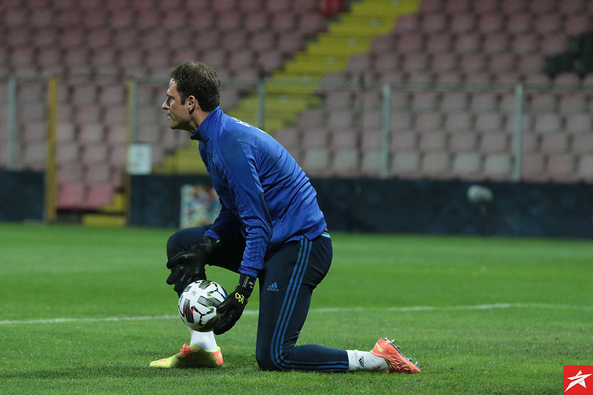 Asmir Begović od danas je (ponovo) stanovnik Londona Asmir Begović od danas je (ponovo) stanovnik Londona