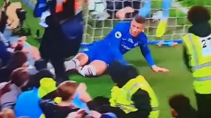 Ross Barkley uletio klizeći ženi koja je stajala iza gola West Hama