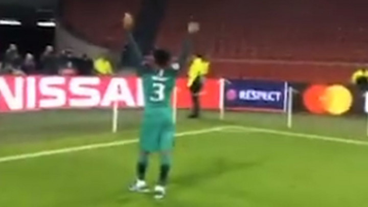 Danny Rose u centru pažnje tokom slavlja: Šta lijevi bek Tottenhama drži u ruci?