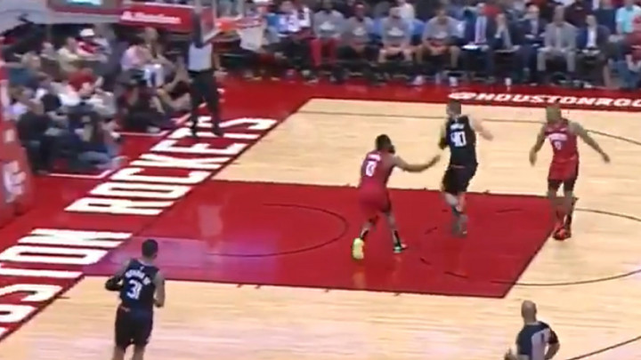 Zubac spektakularno zakucao, Harden ispred njega kao duh