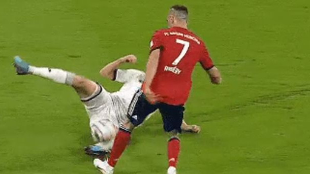 Sramotna gluma Riberyja: Sudija se oglušio na VAR i dosudio nepostojeći penal za Bayern