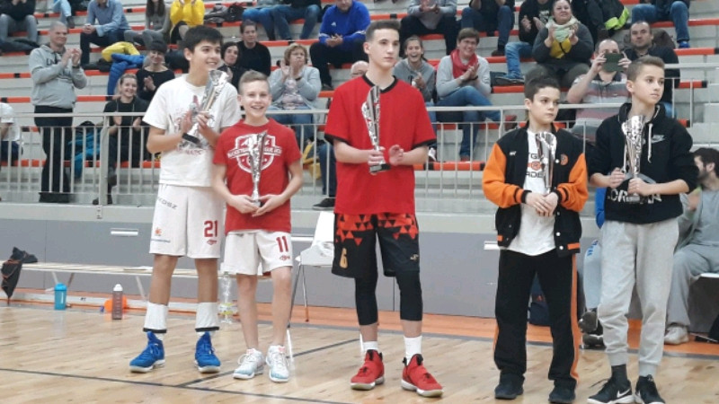 Mladi košarkaši Slobode osvojili drugo mjesto na turniru u Mađarskoj