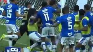 Ovakva tuča nije zapamćena: Nokautirani leže na sve strane, Hulk i Vojnović izveli mučke napade!