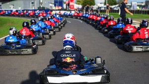 Max Verstappen protiv 100 vozača: Za samo 14 krugova prestigao ih je sve
