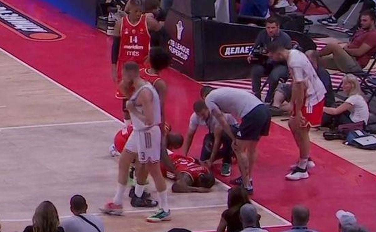 Delije u panici: Košarkaš Crvene zvezde se srušio pored Džanana Muse na utakmici protiv Dubaija Delije u panici: Košarkaš Crvene zvezde se srušio pored Džanana Muse na utakmici protiv Dubaija