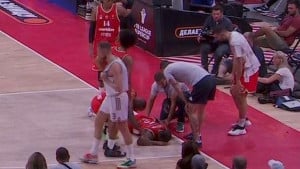 Delije u panici: Košarkaš Crvene zvezde se srušio pored Džanana Muse na utakmici protiv Dubaija