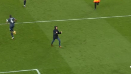 Scena koju niste vidjeli: Navijač Arsenala udario igrača Uniteda na terenu