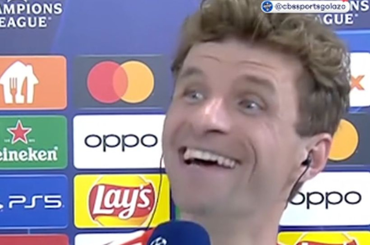 Thomas Muller napravio šou kada je veznjak Reala stao pored njega: "Prisluškuje nas, želi znati..." Thomas Muller napravio šou kada je veznjak Reala stao pored njega: "Prisluškuje nas, želi znati..."