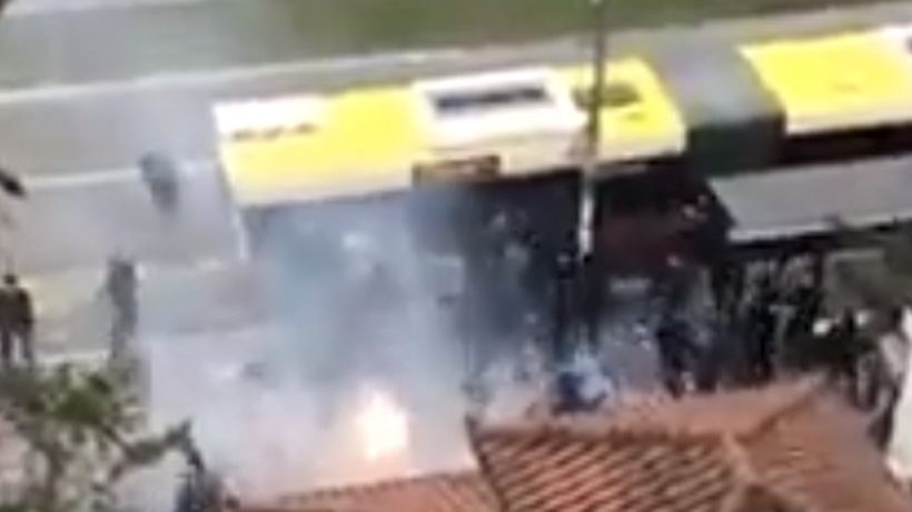 U Beogradu bilo opsadno stanje, huligani s bakljama uletjeli u autobus