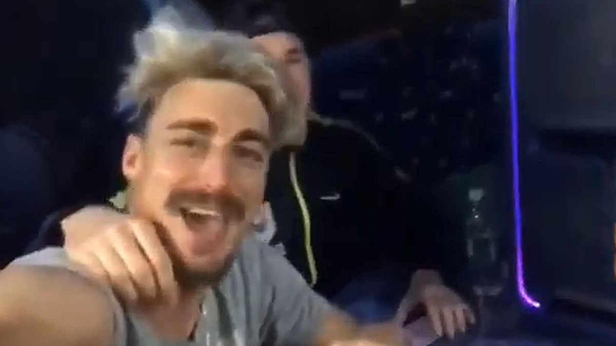 Ludnica u autobusu FK Sarajevo: Hit Seke Aleksić se pjevao iz sveg glasa!