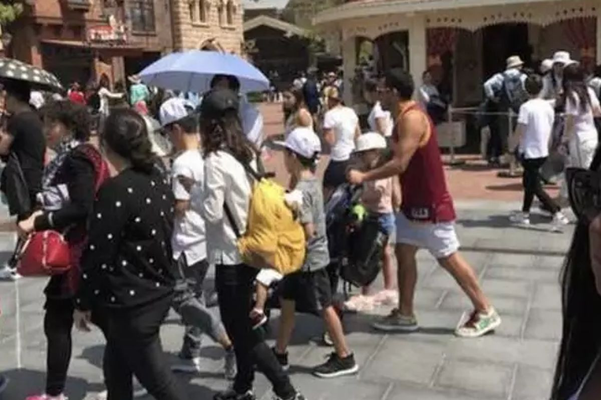 Umjesto na terenu on sa djecom u Disneylandu: Niko Kineze nije nasamario kao ovaj slavni as
