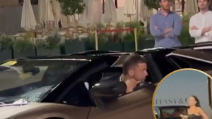 Kakva scena na ulici: Veliki zavodnik čeka u skupocjenom autu, pa odlazi u noć s teniserkom