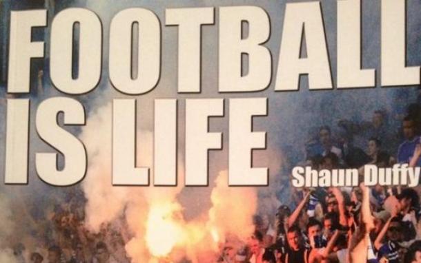 Manijaci na naslovnici knjige &quot;Fudbal je život&quot;