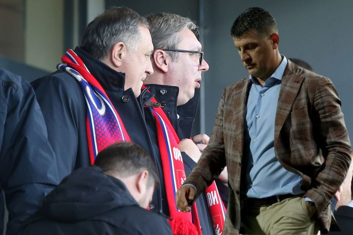 Vladan Milojević na udaru, sada su ga 'raskrinkali' - "Vučić je svom vjernom ćaciju dao savjete" Vladan Milojević na udaru, sada su ga 'raskrinkali' - "Vučić je svom vjernom ćaciju dao savjete"