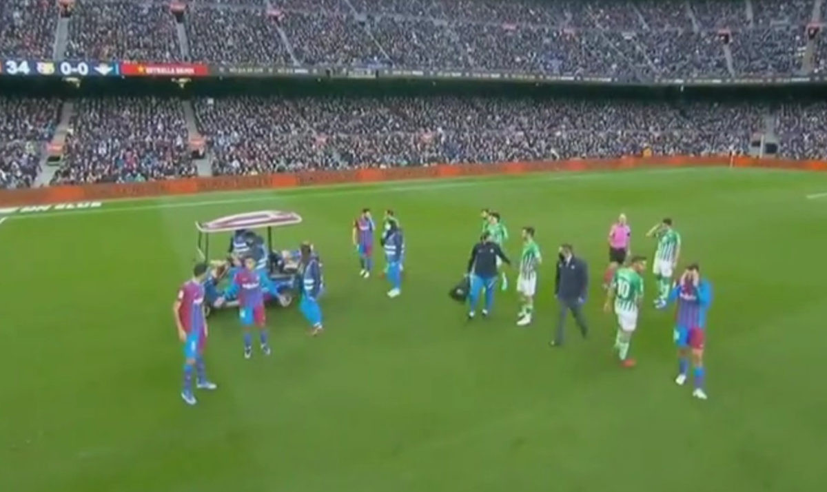 Mladi nogometaš Barce se uhvatio za glavu i srušio na teren, hitno je prevezen u bolnicu