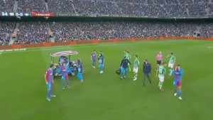 Mladi nogometaš Barce se uhvatio za glavu i srušio na teren, hitno je prevezen u bolnicu
