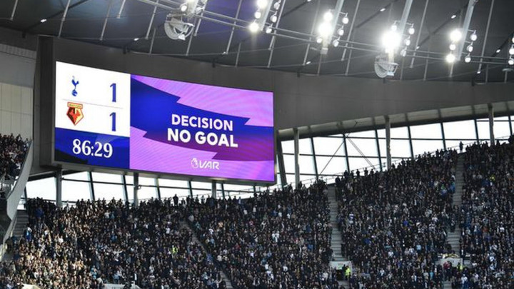VAR poništio gol Tottenhama, sudija svejedno pokazao na centar