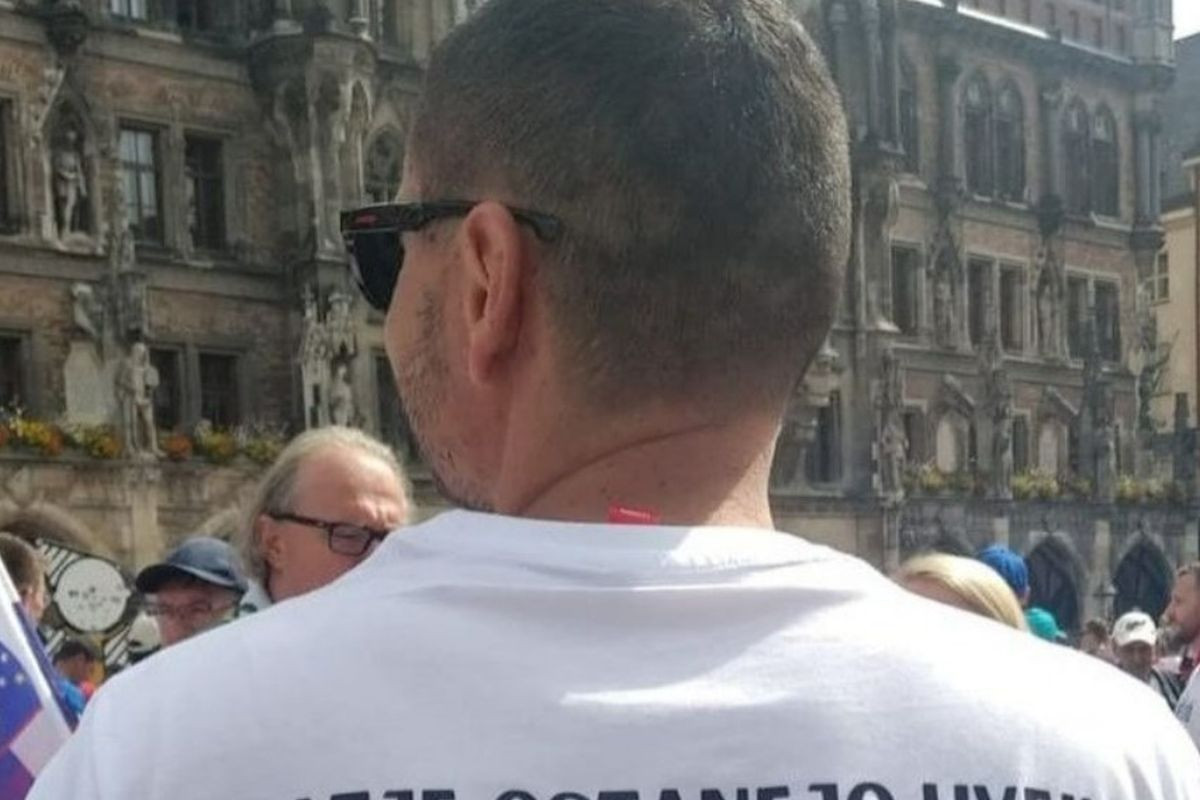 Majica navijača Slovenije hit je u Minhenu, uništen je komentarima: "Ovo je vjerovatno naša budala" Majica navijača Slovenije hit je u Minhenu, uništen je komentarima: "Ovo je vjerovatno naša budala"