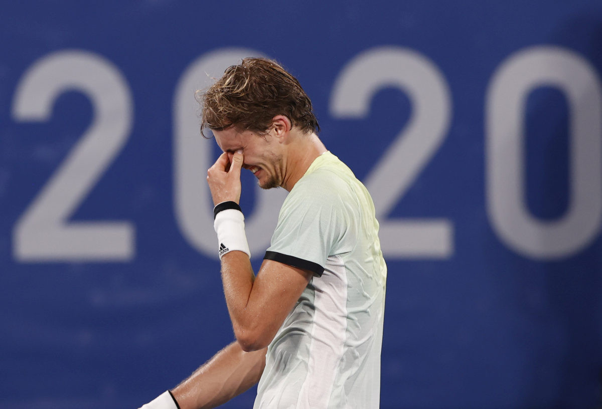 Zverev srušio Đokovića, zaplakao, pa prvom teniseru poručio: "Žao mi je zbog ovoga"