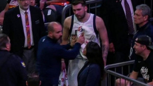Luka Dončić kakvog ne pamtimo: Izgubio živce, pa krenuo na navijača Sunsa
