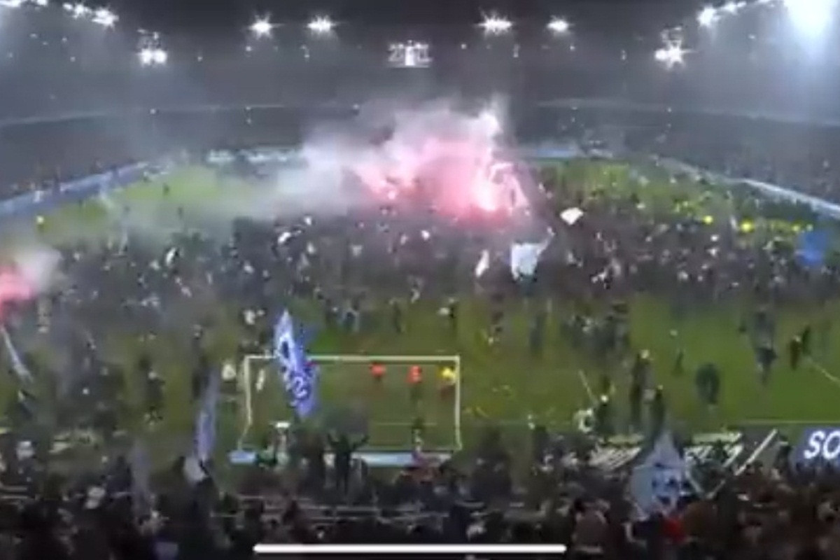 Pogledajte kako su navijači preplavili teren i "zarobili" Ahmedhodžića i Nalića