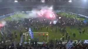 Pogledajte kako su navijači preplavili teren i "zarobili" Ahmedhodžića i Nalića