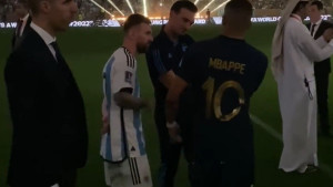 Mbappe je čekao mrak da priđe Messiju, uslijedio je momenat koji najbolje opisuje njihov odnos