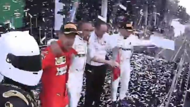 Htio da se slika sa zvijezdama Formule 1, a onda ga Sebastian Vettel otjerao