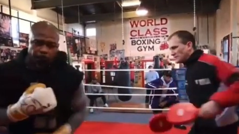 Može li ovaj čovjek išta protiv Tysona? Roy Jones JR također izgleda fenomenalno