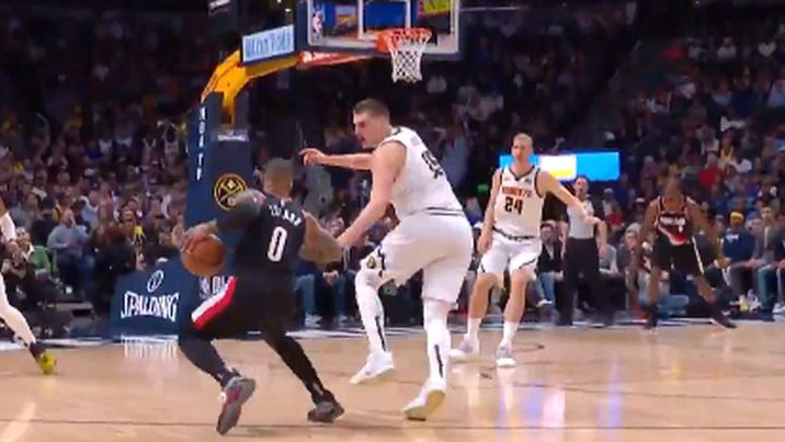Nije mu bilo jasno šta se dešava: Lillard "prodao" Jokiću staru fintu i zabio trojku
