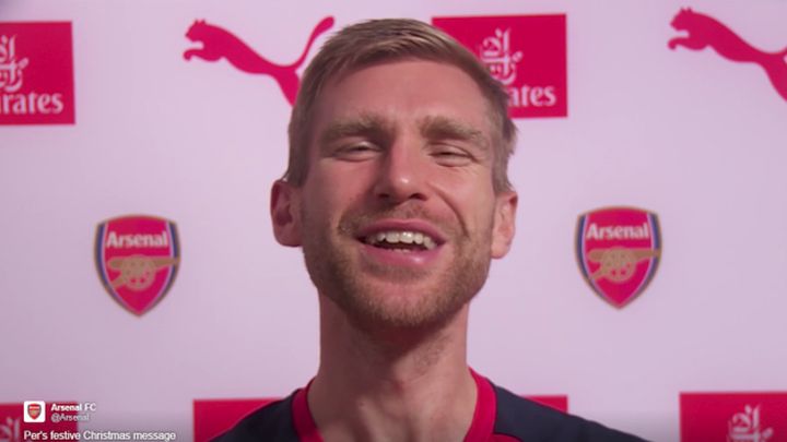 Mertesacker glasom nasmijao sve navijače Arsenala