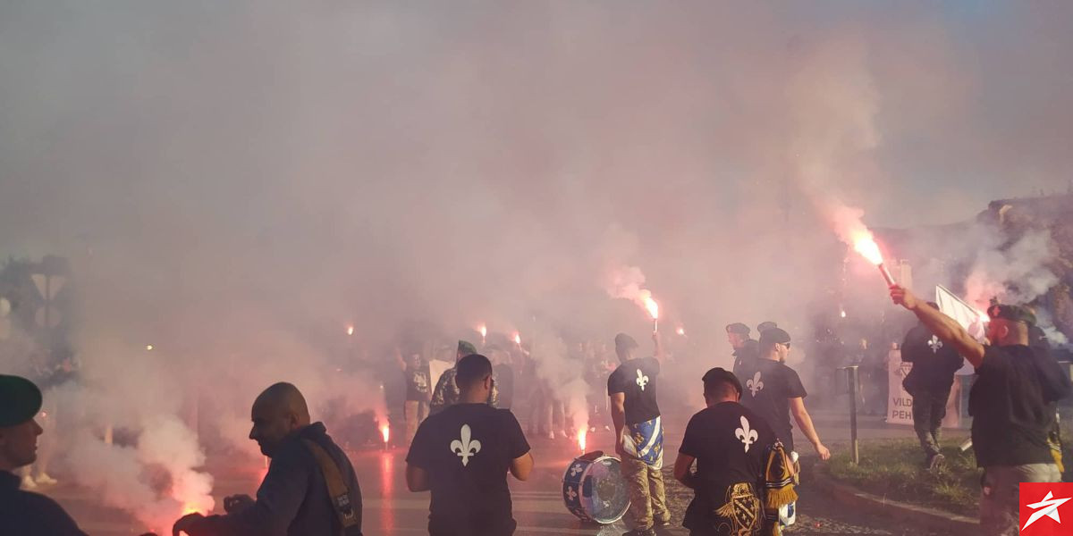 Ljuti Krajišnici zapalili baklje i u korteu krenuli ka stadionu