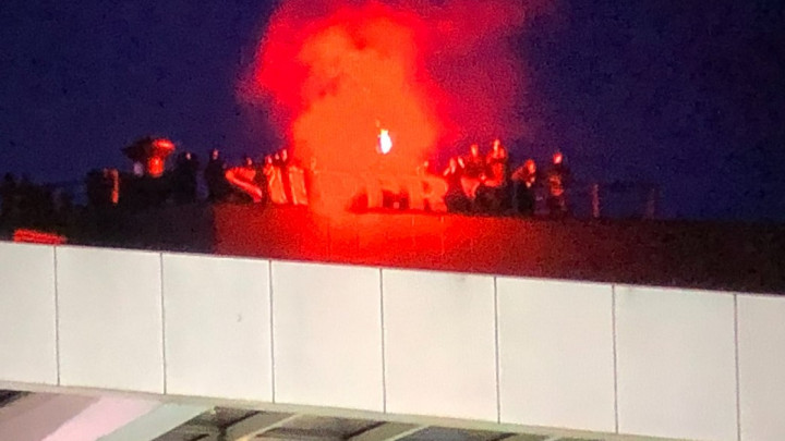Niko nije mogao zaustaviti navijače da uđu na stadion
