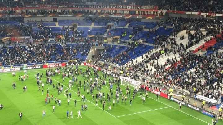 Veliki navijački neredi u Lyonu, utakmica se ipak igra