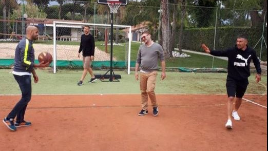 Džeko i Kolarov zaigrali basketa: Ko je pogodio s parkinga?